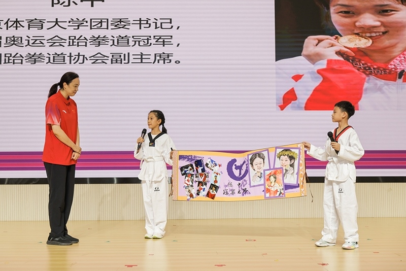 兩位學(xué)生小記者對(duì)話陳中老師。學(xué)校供圖