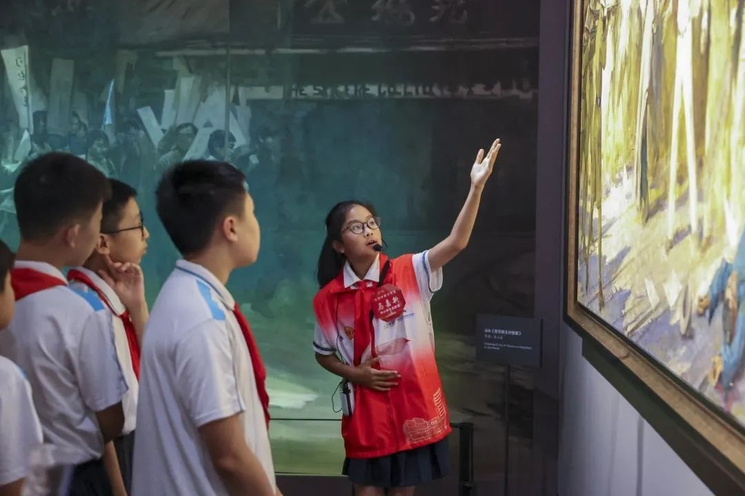 同學(xué)們觀賞不同革命場景及烈士形象的藝術(shù)作品。徐匯區(qū)總工會供圖