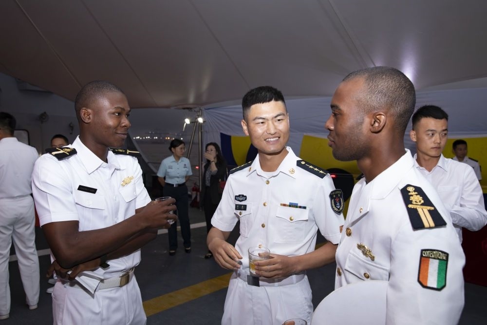 2023年6月25日，中國(guó)和科特迪瓦雙方官兵在南寧艦舉辦的甲板招待會(huì)上交流。中國(guó)海軍第43批護(hù)航編隊(duì)22日抵達(dá)科特迪瓦經(jīng)濟(jì)首都阿比讓，開(kāi)始對(duì)科特迪瓦為期4天的友好訪問(wèn)。