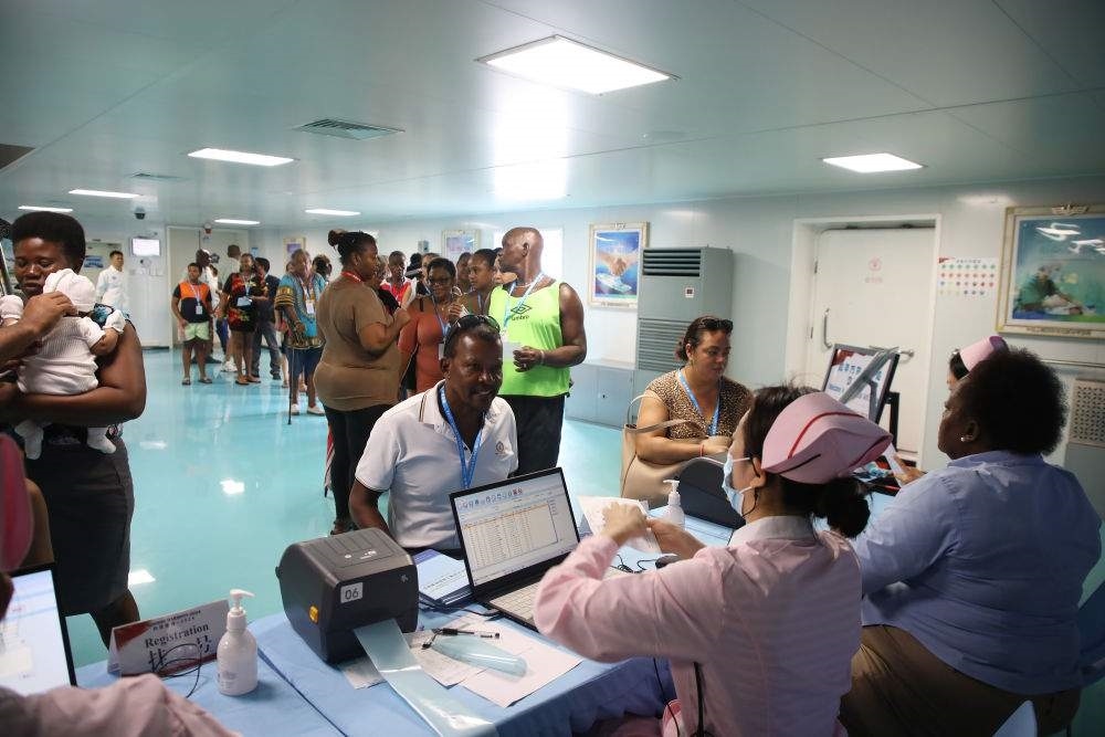 2024年7月8日，塞舌爾民眾在中國(guó)海軍“和平方舟”號(hào)醫(yī)院船上排隊(duì)就診。