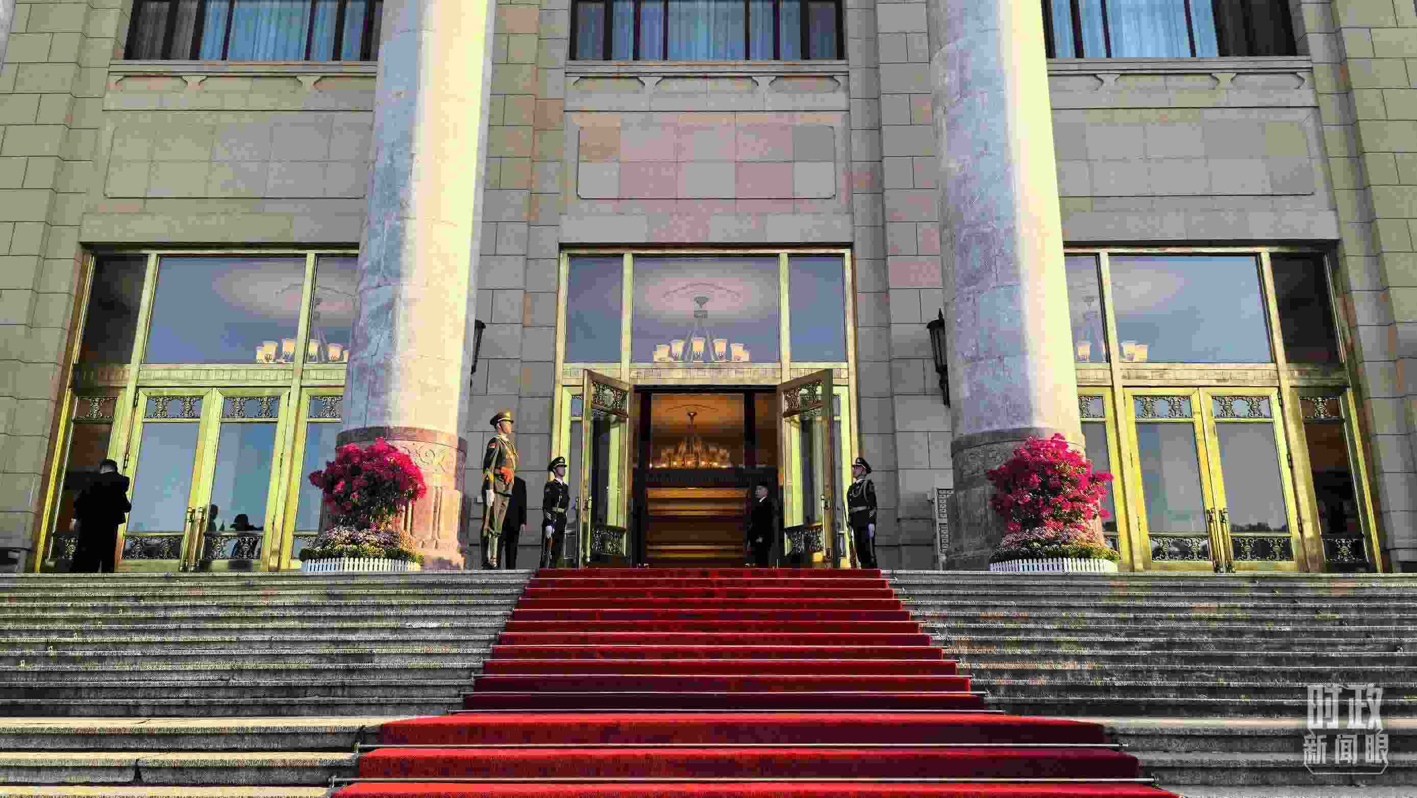 △人民大會(huì)堂外，禮兵列隊(duì)迎接貴賓。（總臺(tái)央視記者陸泓宇拍攝）
