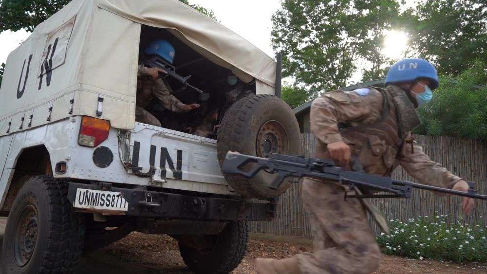 2022年7月27日，中國(guó)第八批赴南蘇丹（朱巴）維和步兵營(yíng)百人防暴隊(duì)抵達(dá)預(yù)定區(qū)域，進(jìn)行綜合防衛(wèi)演練。針對(duì)南蘇丹社會(huì)安全問(wèn)題及近期在剛果（金）東部地區(qū)發(fā)生的針對(duì)聯(lián)合國(guó)剛果（金）穩(wěn)定特派團(tuán)的抗議示威活動(dòng)，中國(guó)第八批赴南蘇丹（朱巴）維和步兵營(yíng)于日前組織UN HOUSE（聯(lián)合國(guó)之家）綜合防衛(wèi)演練，以應(yīng)對(duì)可能出現(xiàn)的難民涌入、營(yíng)門(mén)遇襲、暴恐威脅等突發(fā)情況。
