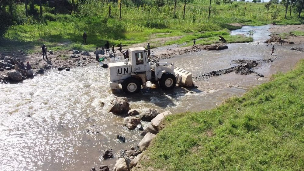2023年6月7日，在剛果（金）南基伍省卡萊亥地區(qū)，中國(guó)第26批赴剛果（金）維和工兵分隊(duì)官兵進(jìn)行施工作業(yè)。