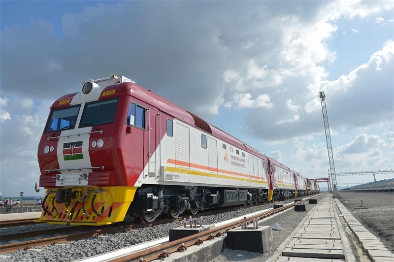 當(dāng)?shù)貢r間2017年5月30日，肯尼亞蒙巴薩，連接肯尼亞港口城市蒙巴薩和首都內(nèi)羅畢的蒙內(nèi)鐵路正式竣工通車。