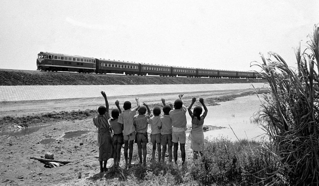 贊比亞魯西瓦西湖畔的少年兒童歡迎坦贊鐵路的列車通到他們的家鄉(xiāng)（1976年攝）。