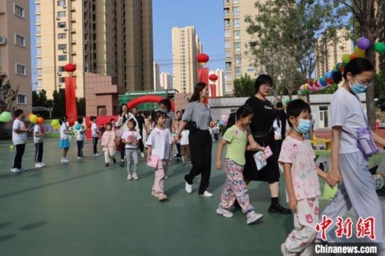 圖為衡水市新苑小學(xué)，小學(xué)一年級(jí)新生佩戴“夢想徽章”后，步入校園 。王天祥 攝