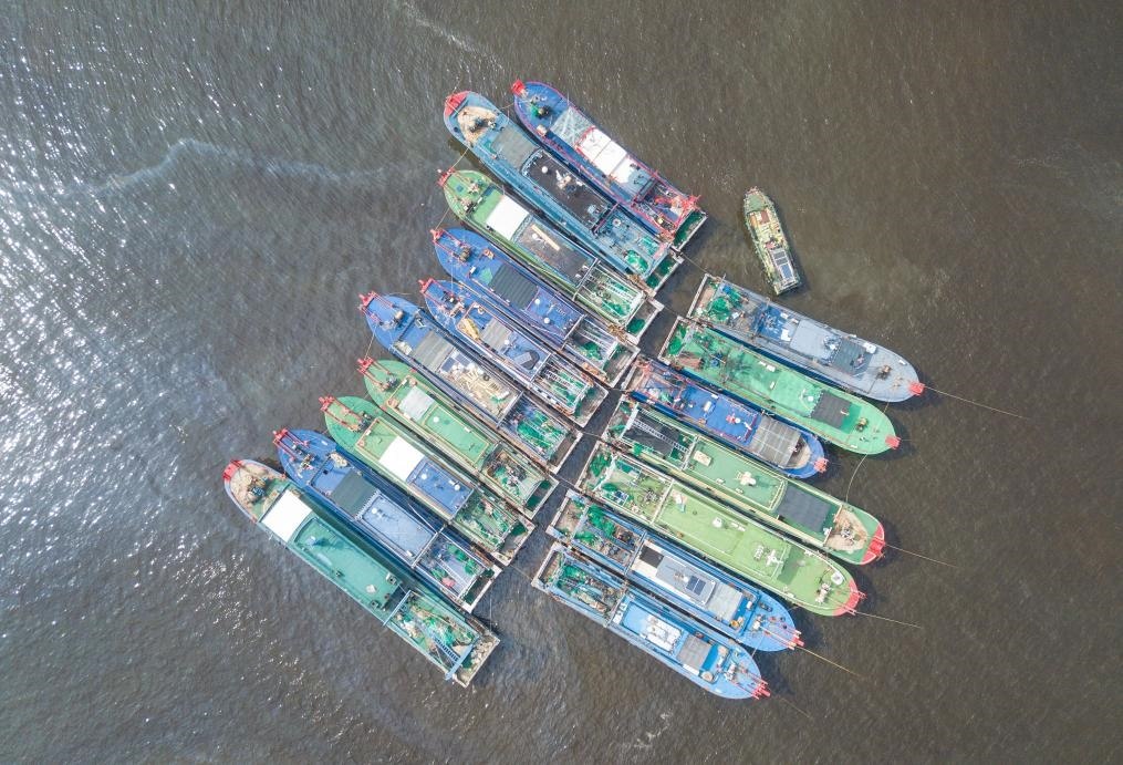 9月4日，船只在海南省?？谑行赂鄞a頭?？勘茱L(fēng)（無(wú)人機(jī)照片）。新華社記者 蒲曉旭 攝