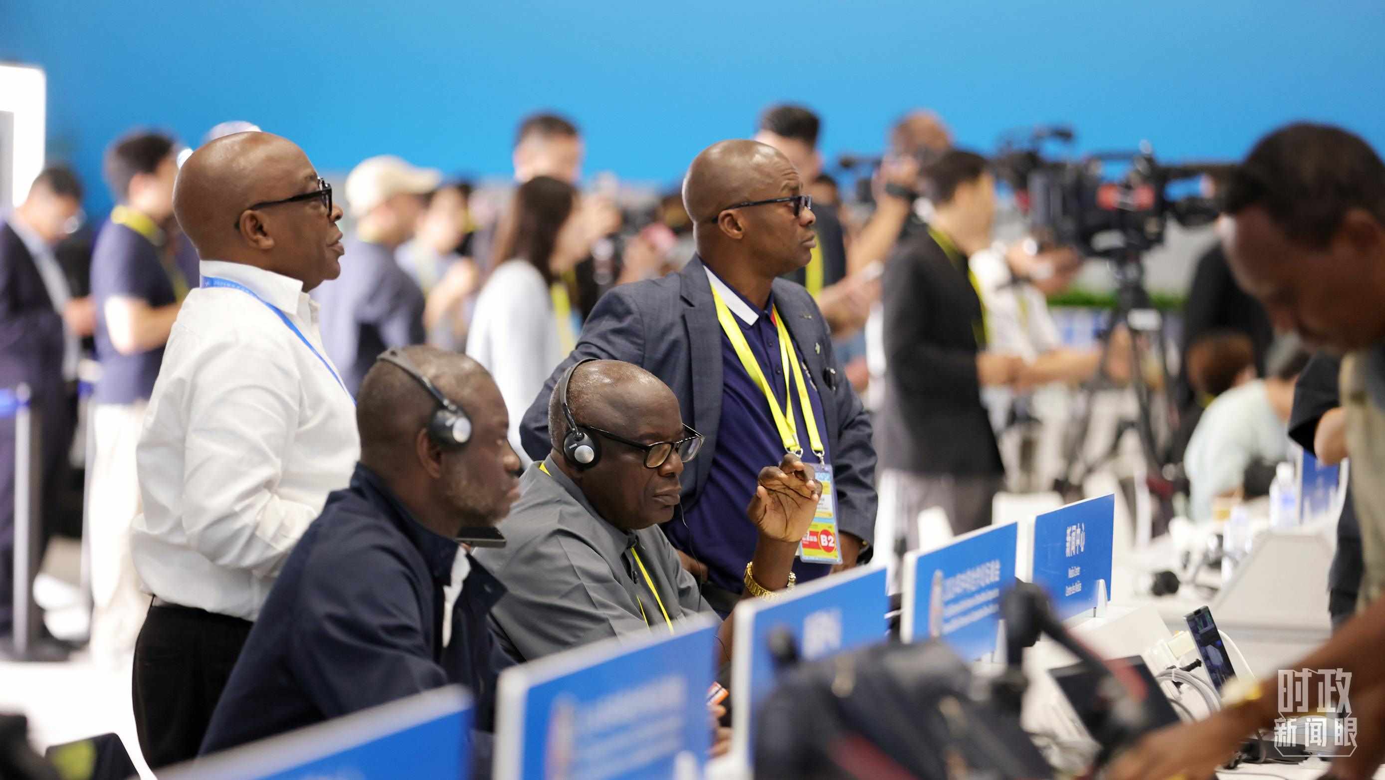  △媒體記者在人民大會堂和新聞中心參與峰會報道。（總臺央視記者范一鳴、魏幫軍拍攝）