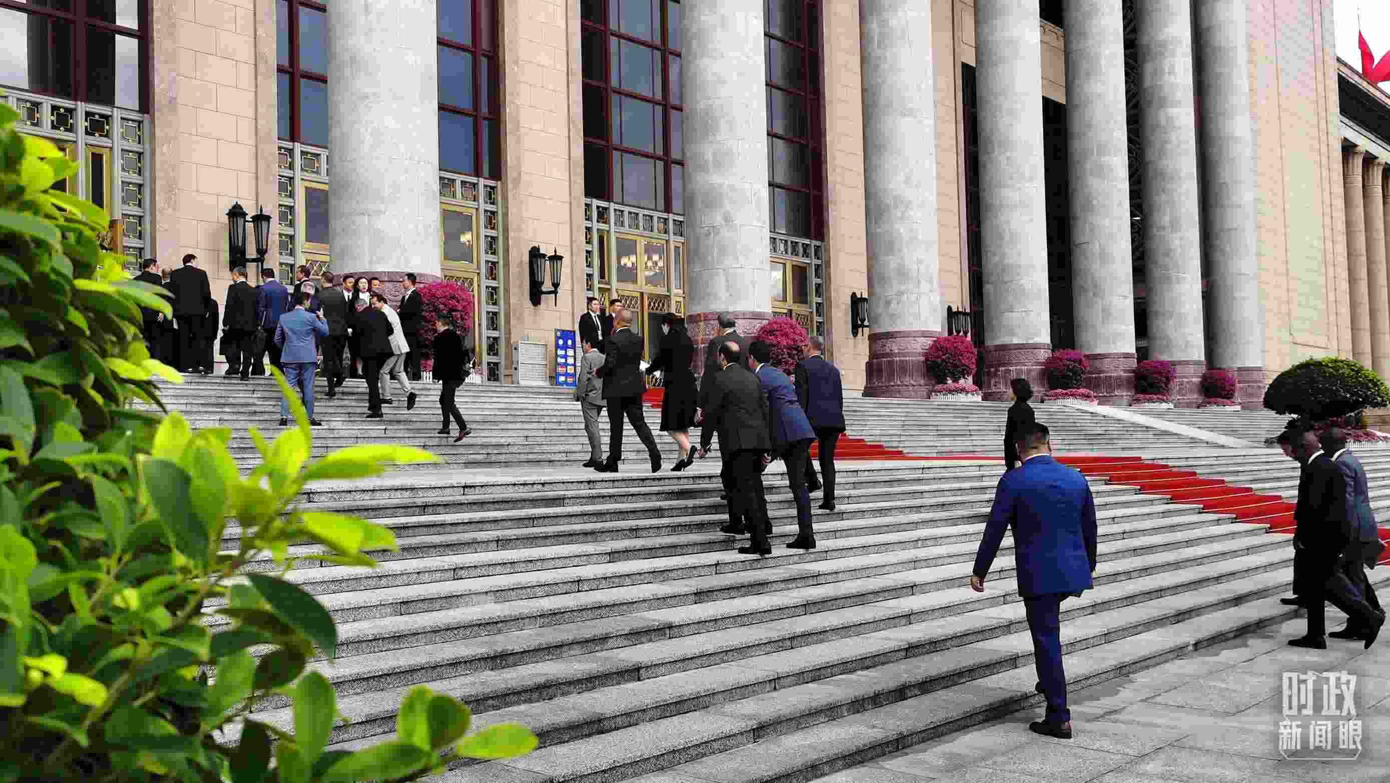  △與會者正在步入會場。（總臺央視記者郭鴻拍攝）