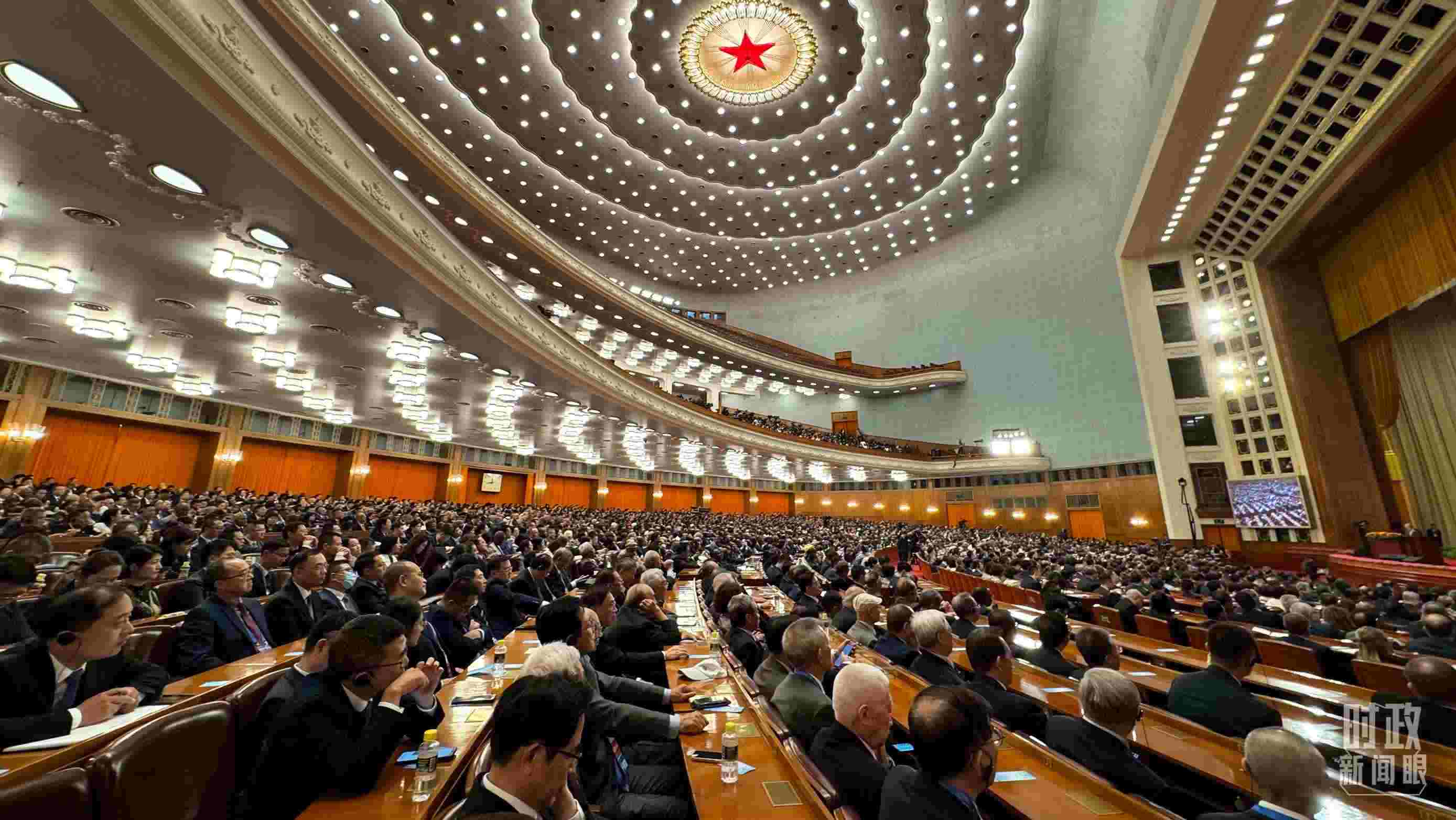  △中非合作論壇非方成員國國家元首、政府首腦、代表團團長及國際和地區(qū)組織負責(zé)人等中外各界人士3200余人出席開幕式。（總臺央視記者蔣碩拍攝）