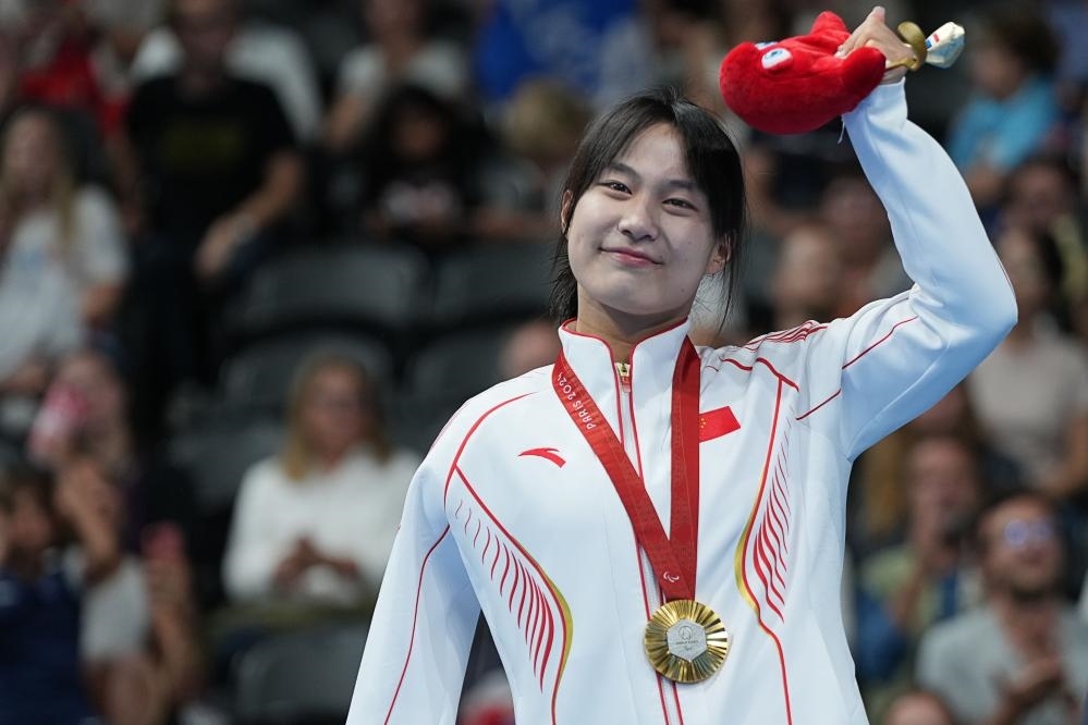 9月4日，蔣裕燕在巴黎殘奧會游泳女子100米自由泳S7級頒獎儀式上。新華社記者 熊琦 攝