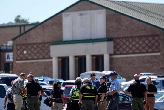 9月4日，在美國(guó)佐治亞州巴羅縣溫德市，警察聚集在發(fā)生槍擊事件的阿巴拉契高中外。新華社/美聯(lián)