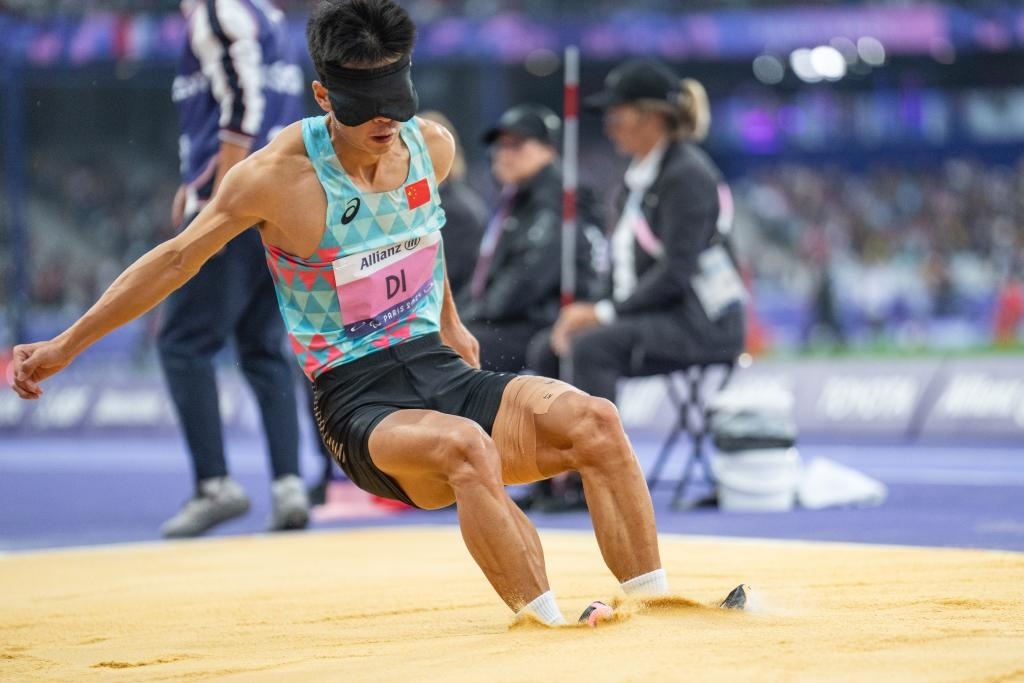 8月30日，邸東東在巴黎殘奧會田徑男子跳遠(yuǎn)T11級決賽中試跳。新華社記者 黃偉 攝