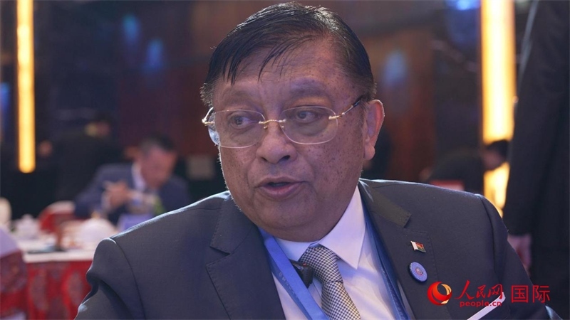 讓·路易·羅班松大使接受人民網(wǎng)專(zhuān)訪。人民網(wǎng) 張若涵攝