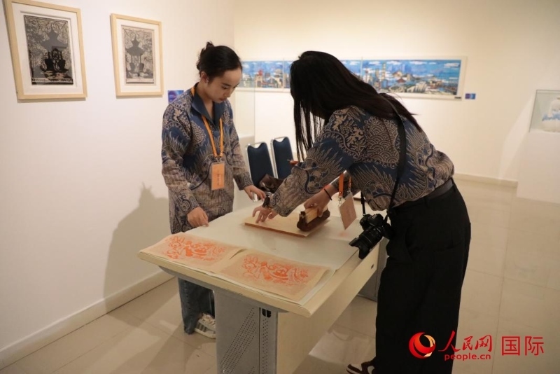 展覽現(xiàn)場的拓印技藝體驗工坊。人民網(wǎng)記者曹師韻攝