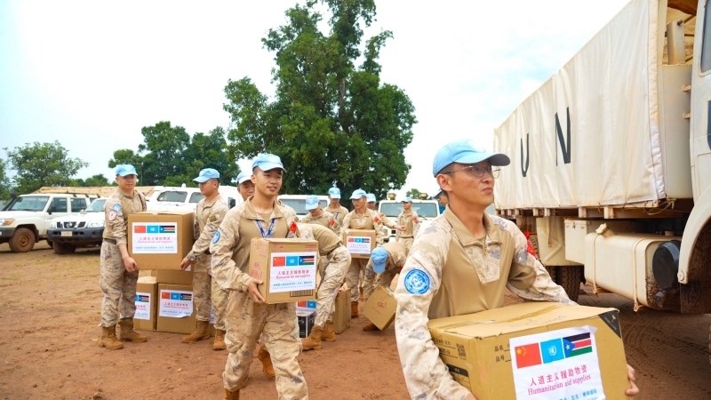 搬運(yùn)援助物資。孫千攝