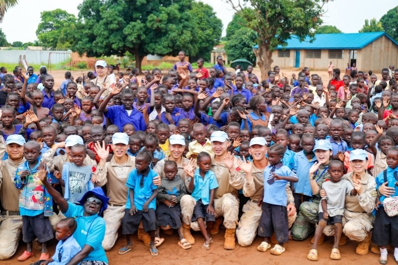 維和官兵與學(xué)生進(jìn)行合影。殷亦豪攝