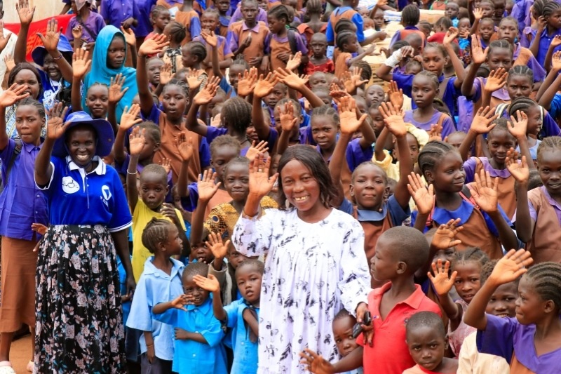 學(xué)校師生送別維和官兵。王軍杰攝