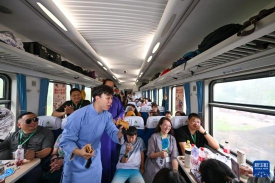 9月7日，相聲演員在S910列車上為旅客表演快板。