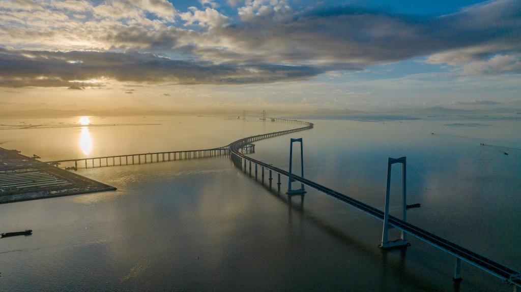6月27日，沐浴在晨曦中的深中通道（無人機(jī)照片）。新華社記者毛思倩 攝