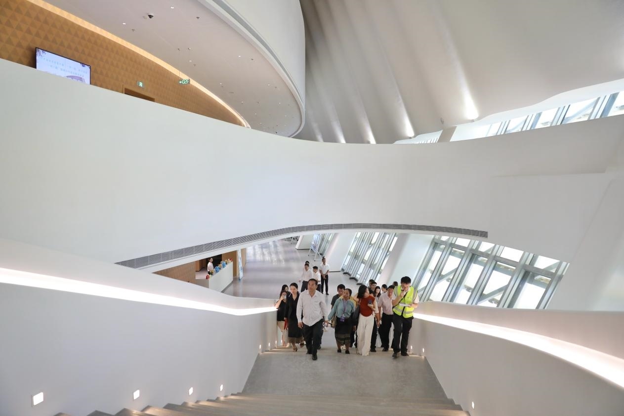 亞洲媒體考察團(tuán)正在上樓。《中國(guó)經(jīng)濟(jì)周刊》記者 肖翊攝