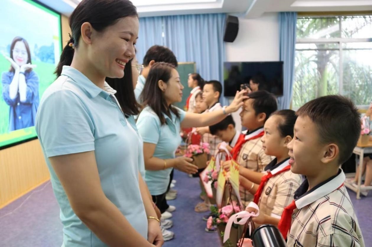 2023年教師節(jié)前，廣西南寧一所學(xué)校，學(xué)生向老師獻(xiàn)上鮮花、賀卡。