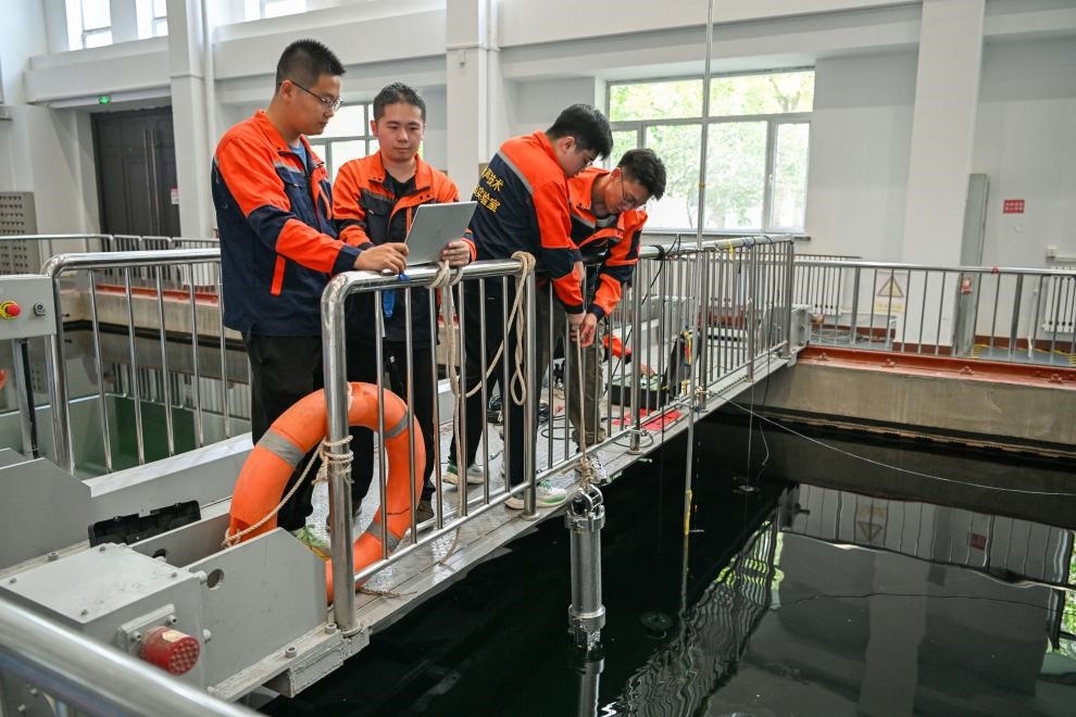 哈爾濱工程大學(xué)水聲工程學(xué)院學(xué)生在進(jìn)行技術(shù)實(shí)驗(yàn)。新華社記者王松 攝