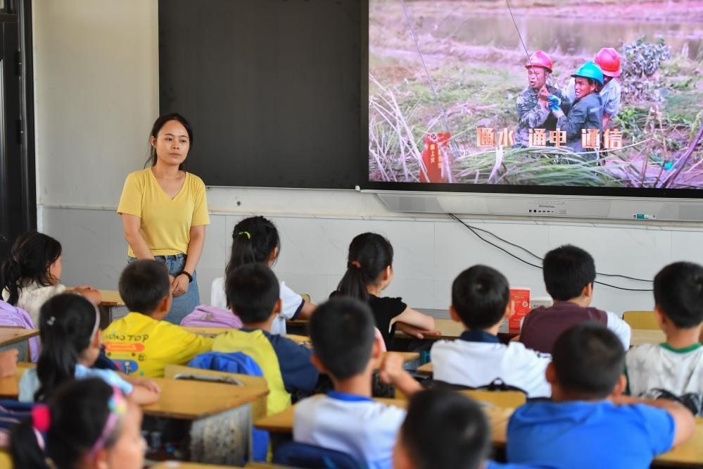 今年夏天，湖南華容縣等地遭受洪澇災(zāi)害。9月，華容縣一所學(xué)校，老師通過(guò)講述防災(zāi)救災(zāi)故事，引導(dǎo)孩子們知情、共情，汲取成長(zhǎng)的力量。