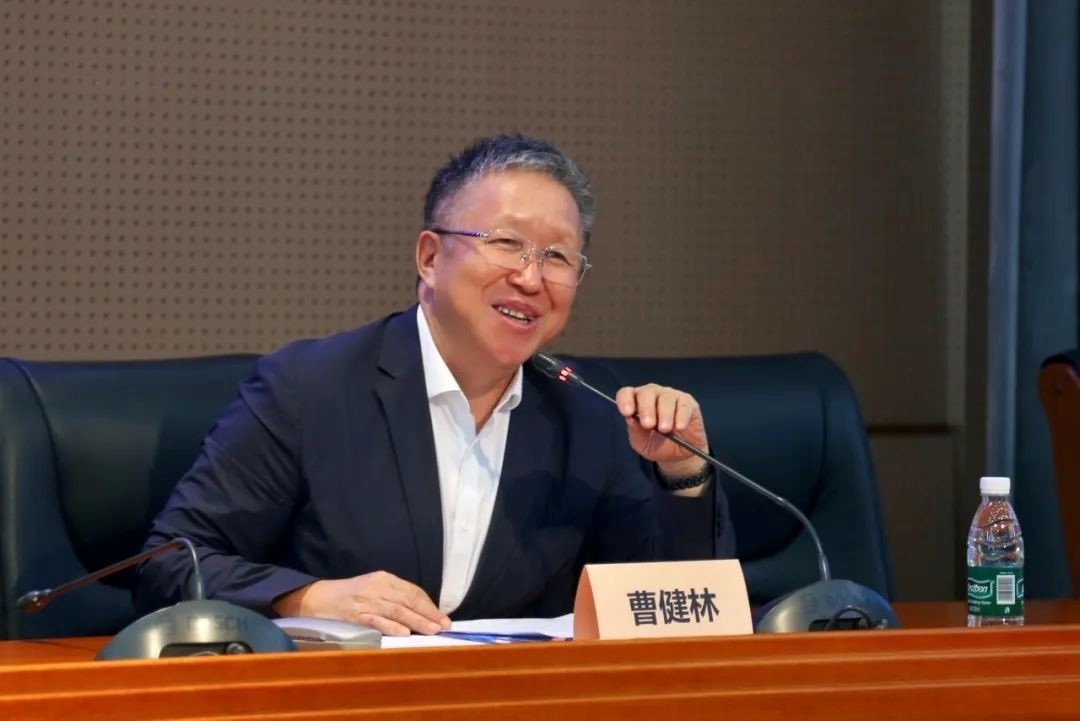 科技部原副部長(zhǎng)、十三屆全國(guó)政協(xié)教科衛(wèi)體委員會(huì)副主任、現(xiàn)任季華實(shí)驗(yàn)室理事長(zhǎng)、主任曹健林致辭。主辦方供圖