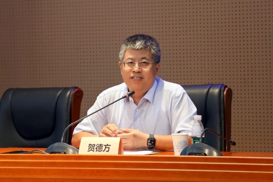 國(guó)務(wù)院參事、科技部原副秘書(shū)長(zhǎng)、中國(guó)科技評(píng)估與成果管理研究會(huì)理事長(zhǎng)賀德方致辭。主辦方供圖