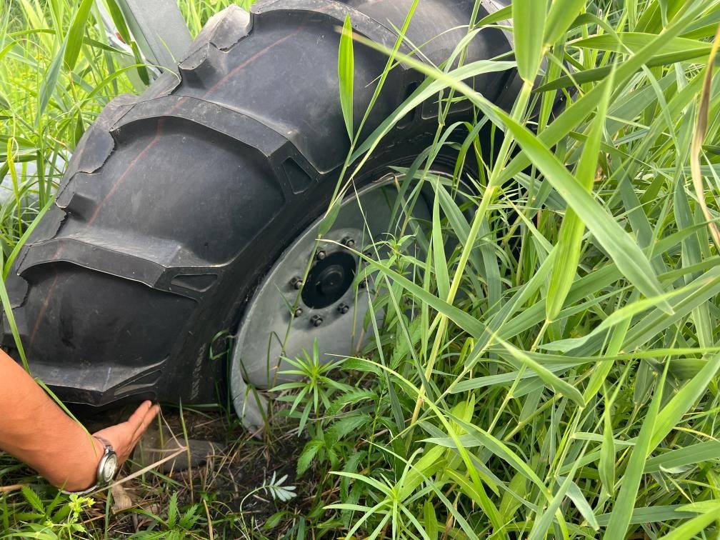 林甸縣一處大型噴灌設(shè)備癟了的輪胎。新華社記者董寶森攝