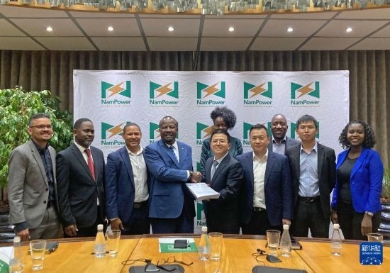 9月9日，在納米比亞首都溫得和克，嘉賓在簽字儀式后合影。新華社發(fā)（江西國際供圖）
