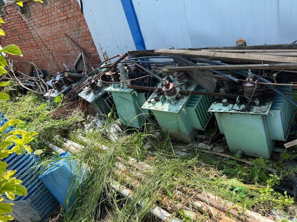 存放在農(nóng)戶家中的變壓器。新華社記者董寶森攝