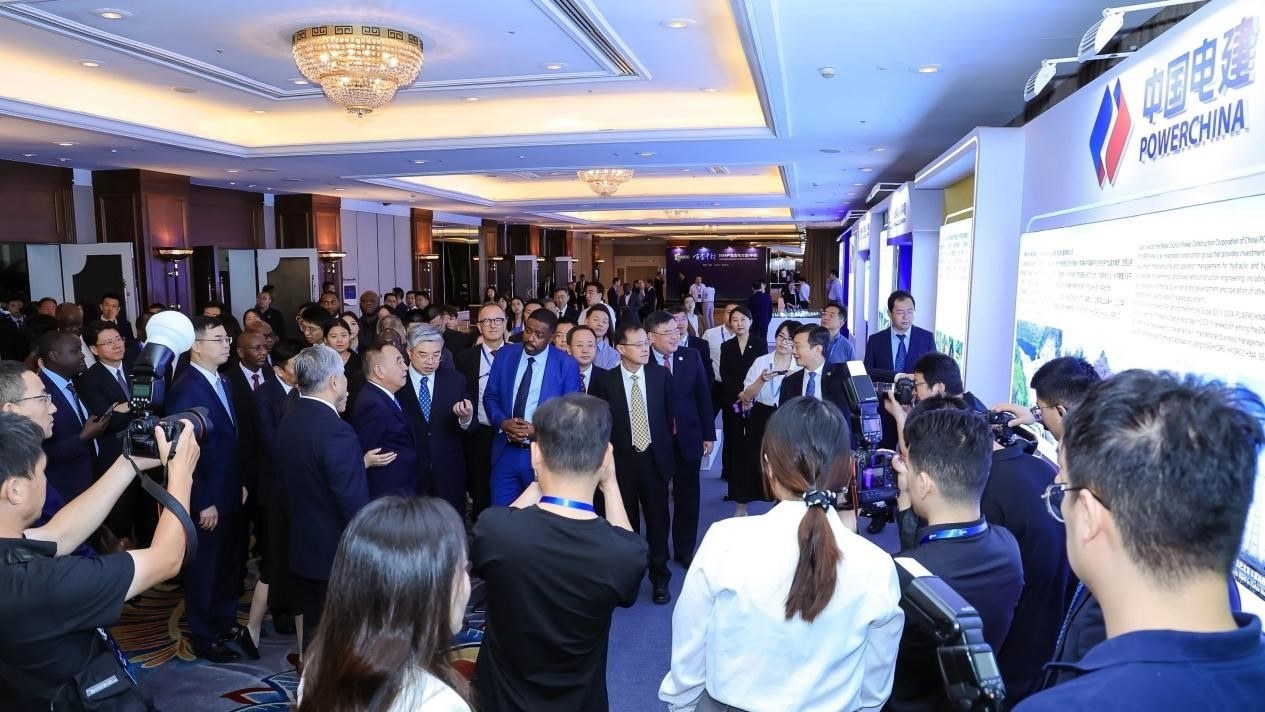 與會(huì)嘉賓參觀主題展覽。主辦方供圖