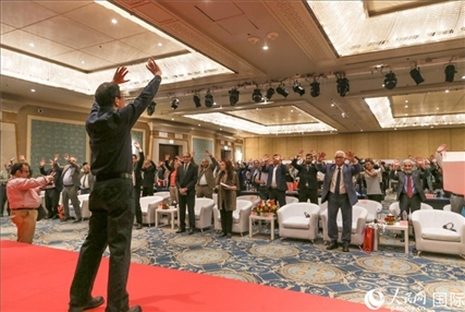 孫武權(quán)現(xiàn)場(chǎng)表演中醫(yī)傳統(tǒng)功法易筋經(jīng)。人民網(wǎng)記者黃培昭攝