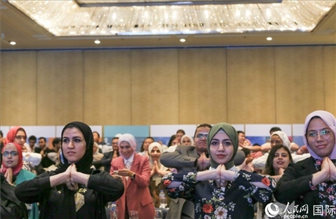 活動(dòng)現(xiàn)場(chǎng)，埃及民眾跟著孫武權(quán)體驗(yàn)中醫(yī)傳統(tǒng)功法易筋經(jīng)。人民網(wǎng)記者黃培昭