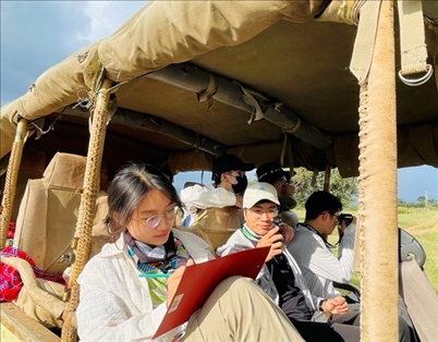 支隊成員開展長頸鹿監(jiān)測國際志愿工作。林源攝