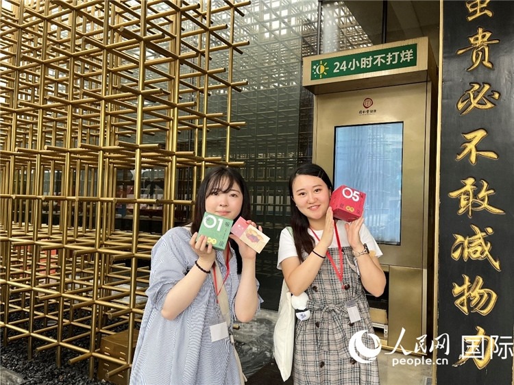 5. 代表團(tuán)團(tuán)員展示通過無人售藥機(jī)購買的盲盒。（人民網(wǎng)記者陳思 攝）