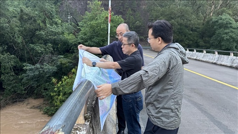 珠江委工作組在三河鎮(zhèn)三河大橋進(jìn)行防洪工程調(diào)度工作。 水利部供圖