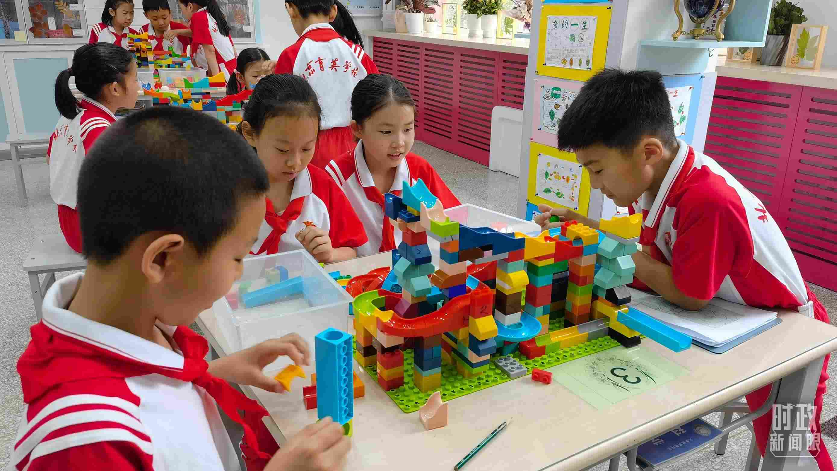  △這是北京育英學(xué)校的科學(xué)教室。2023年5月，習(xí)近平在這里調(diào)研時(shí)，希望同學(xué)們從小樹立“科技創(chuàng)新、強(qiáng)國有我”的志向。（總臺央視記者石丞拍攝）