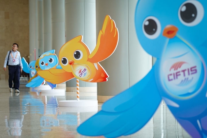 2024年9月11日在國家會(huì)議中心拍攝的服貿(mào)會(huì)吉祥物“福燕”形象。新華社記者 陳鐘昊 攝