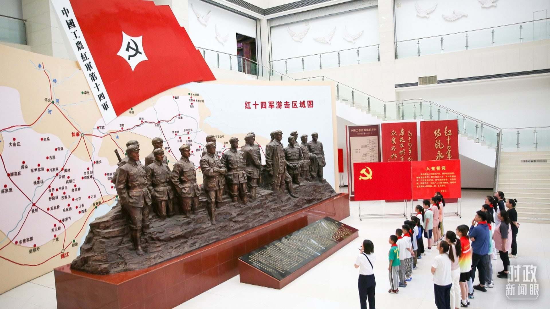 △2024年7月，江蘇南通，學(xué)生們參加暑期思政課實(shí)踐活動，參觀紅十四軍紀(jì)念館。（圖/視覺中國）