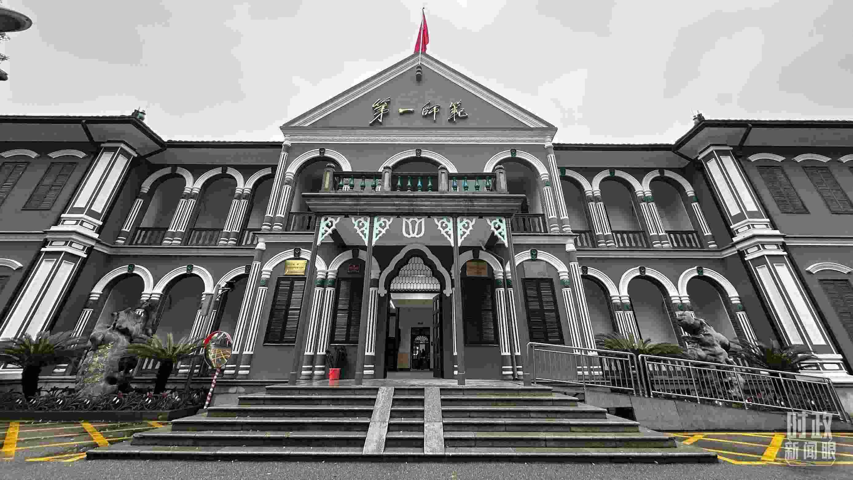  △2024年3月，習(xí)近平來到湖南第一師范學(xué)院（城南書院校區(qū)）考察。當(dāng)時(shí)他說，國家要強(qiáng)大，必須辦好教育。（總臺央視記者覃思拍攝）