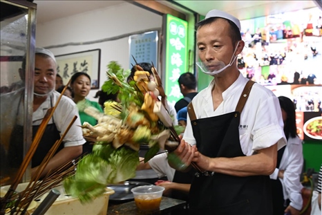 店員準備制作天水麻辣燙。新華社記者 范培珅 攝