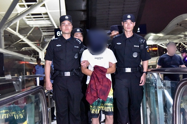 一名潛逃柬埔寨的犯罪嫌疑人被押解回國(guó)。公安部供圖