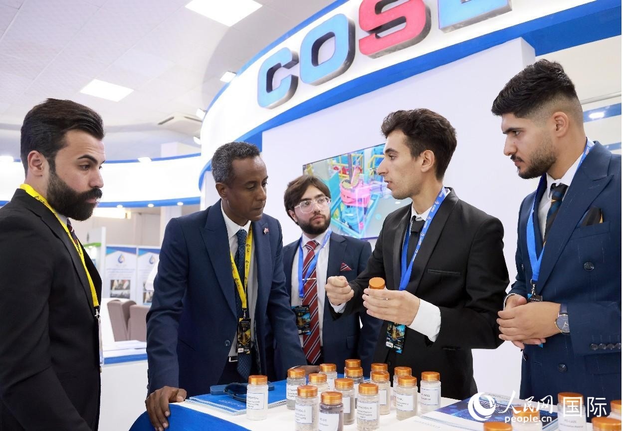 圖為中海油服工作人員在介紹產(chǎn)品。人民網(wǎng)記者 管克江攝