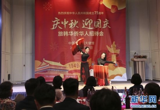 9月12日，藝術(shù)團(tuán)演員在招待會上表演舞蹈《萬疆》。記者姚琪琳 攝