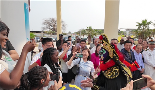 川劇變臉《蜀風(fēng)妙韻》。內(nèi)圖大學(xué)孔子學(xué)院供圖