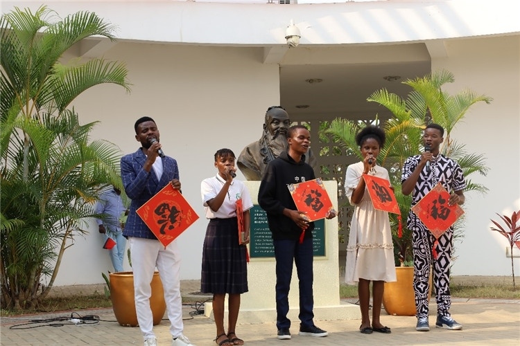 孔院學(xué)生演唱歌曲《故鄉(xiāng)的云》。內(nèi)圖大學(xué)孔子學(xué)院供圖