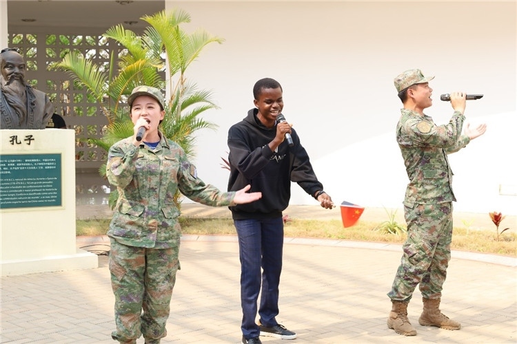 孔院學(xué)生與中國(guó)海軍官兵合唱《天地龍鱗》。內(nèi)圖大學(xué)孔子學(xué)院供圖